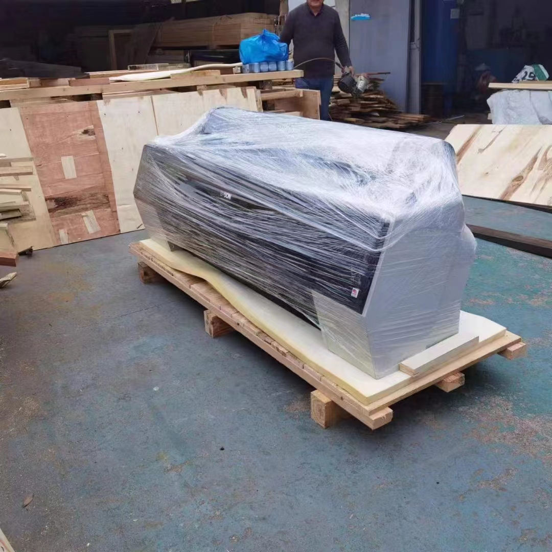 大幅面菲林打印機打包發往武漢，遠程安裝